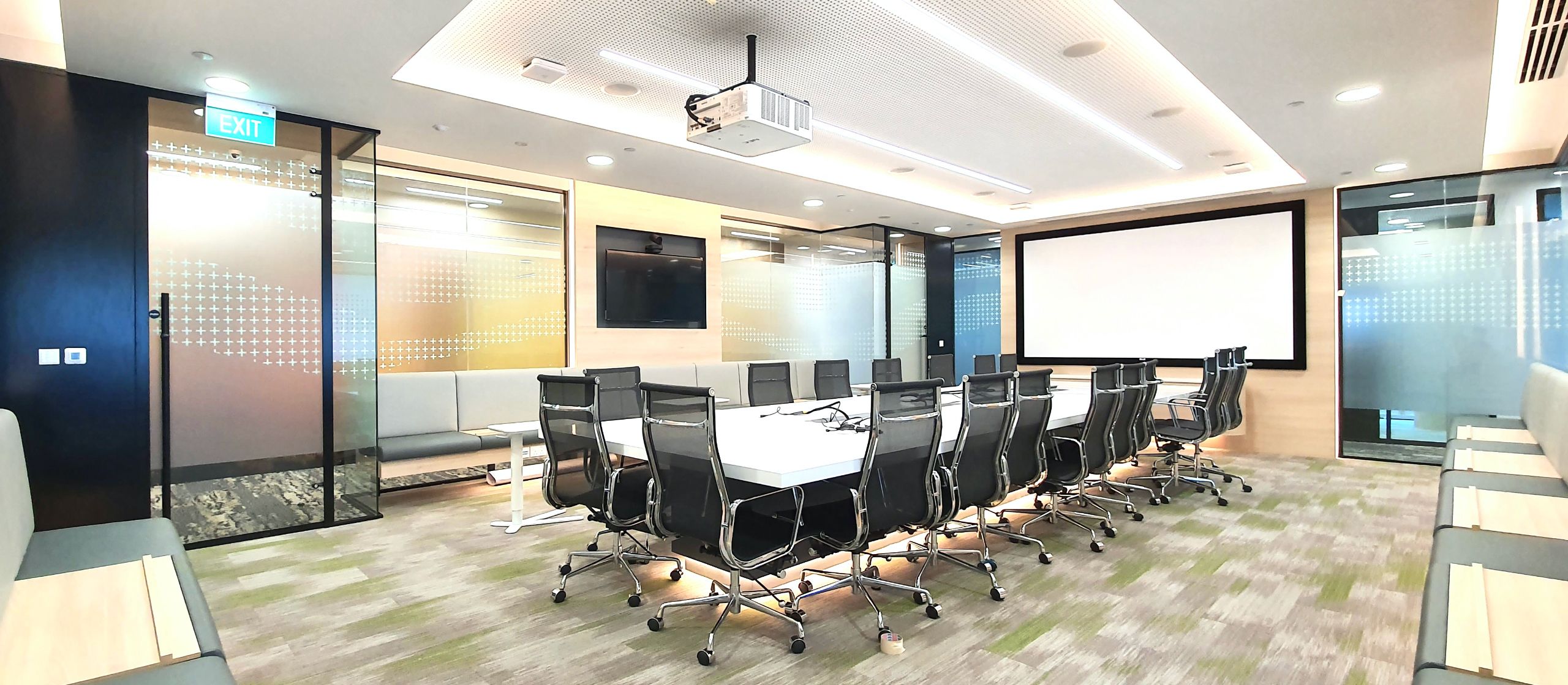 Single Glazed Acoustic Glass Partitioned Meeting Room