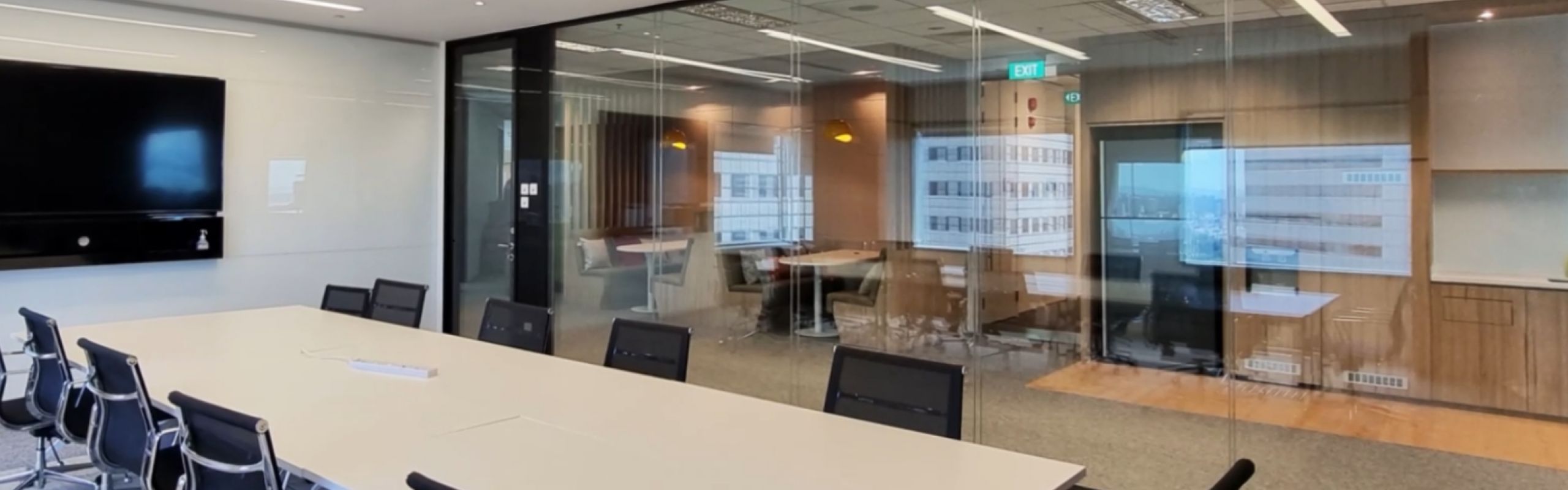 Create an Open and Fluid Workspace With Glass Partitions