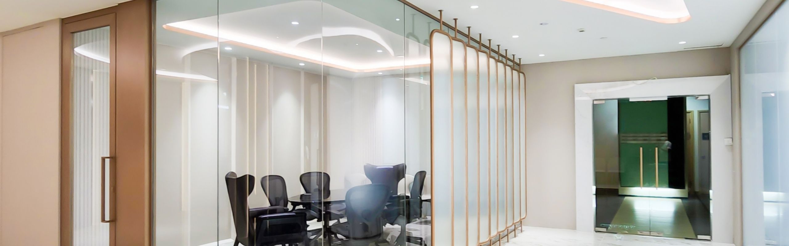 Modernity in the office with Glass Partitions