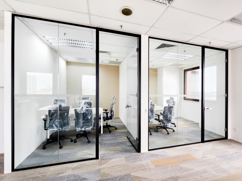 Office Meeting Room with Single Glazed Glass Panel and Frameless Door