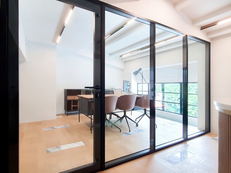 Vertical Aluminium Frame with COMO Double Glazed Partition