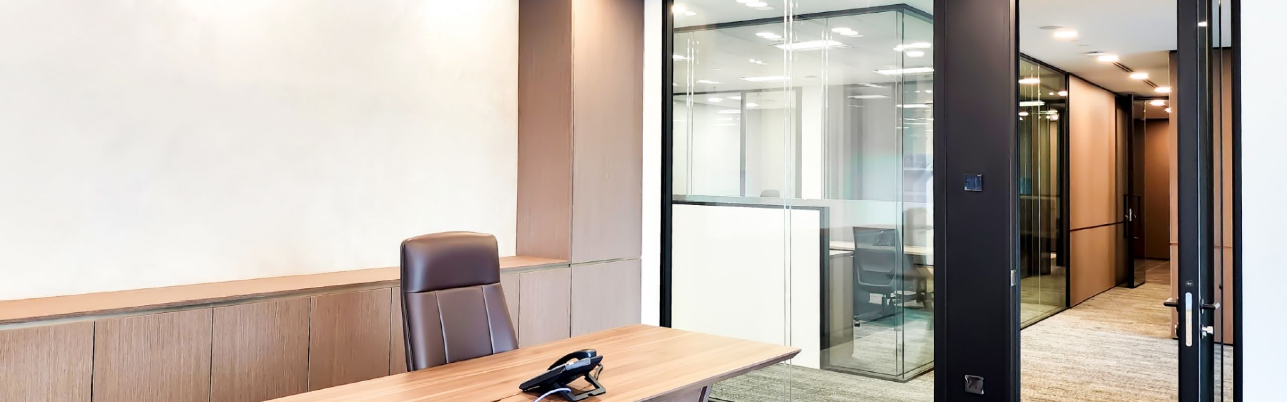 Creating a Quiet, Elegant Workspace with COMO Glazed System